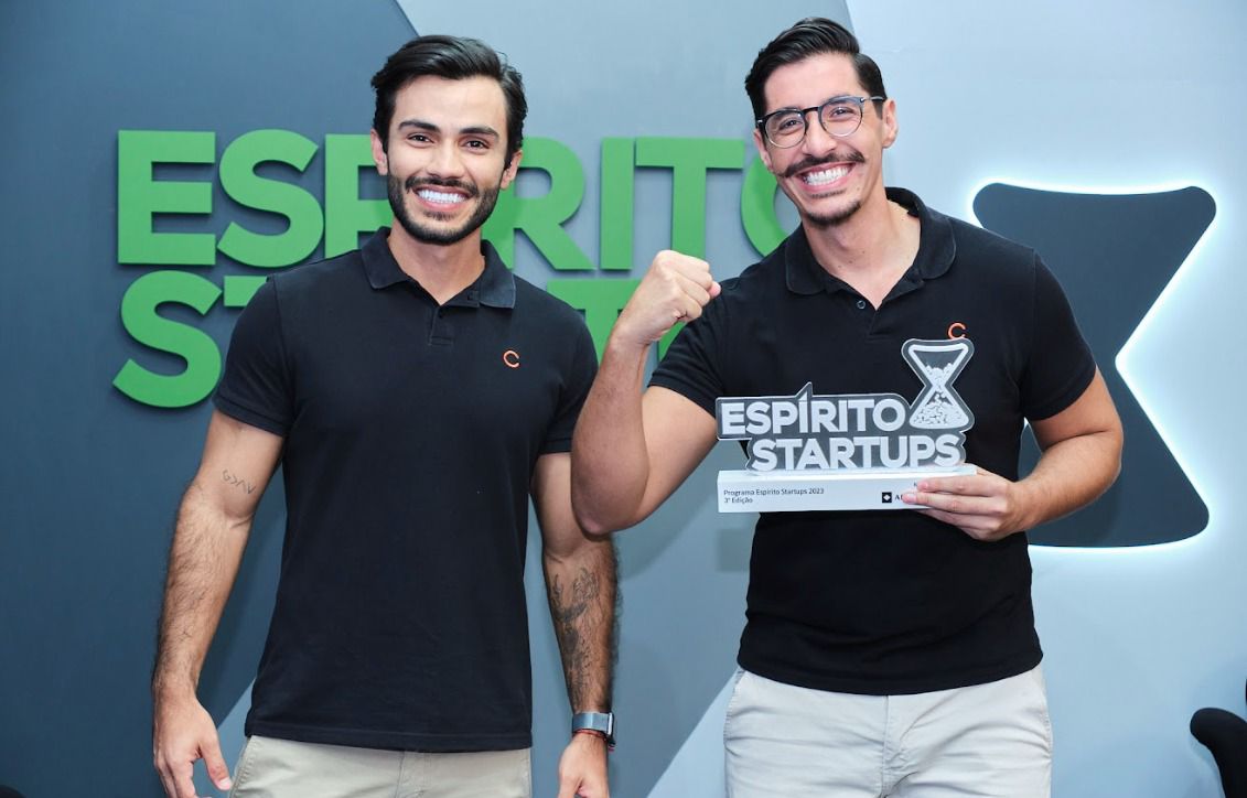 Sócios da Converta Alexandre Moreira e Victor Mathos com o troféu do Espírito Startups